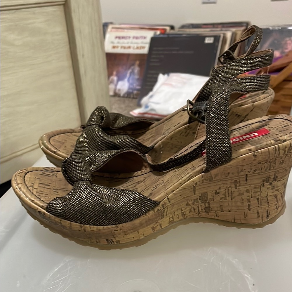 UNIONBAY Black Wedge Sandals with Strappy Design